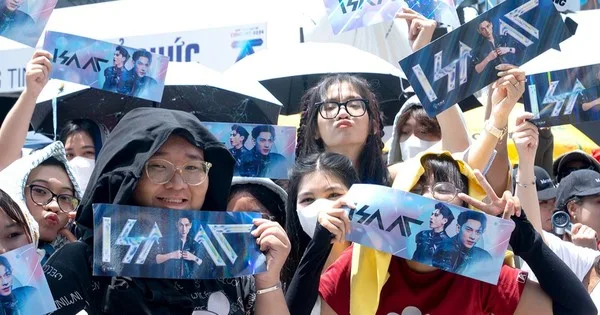 Khán giả xếp hàng từ sáng để xem concert Anh trai say hi diễn